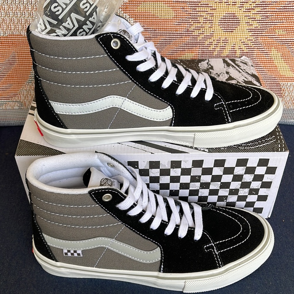 Vans WMNS Skate Sk8-Hi
Reflective Black/Grey
VN0ASFCCN42
Sneakers - Picture 3 of 16